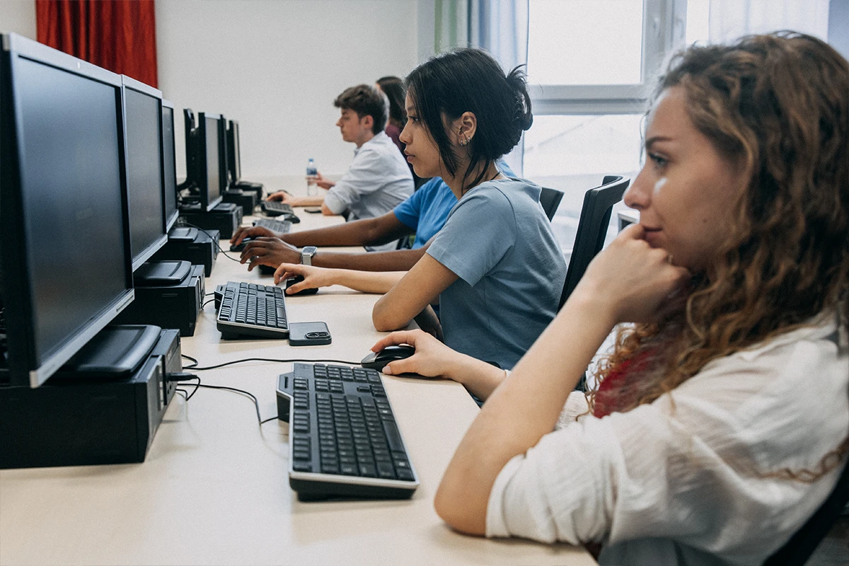 Studenci Analityki danych w biznesie I stopnia we WSiIZ podczas zajęć