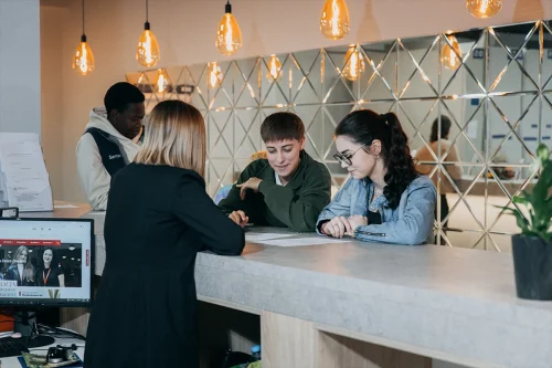 Studenci Digital Marketing we WSIiZ w Rzeszowie rozmawiają nad projektem
