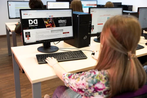 Studentka Digital Marketingu we WSIiZ w Rzeszowie pracująca nad darmowym certyfikatem DIMAQ