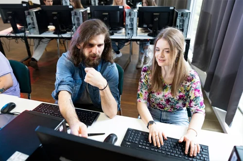 Studenci Digital Marketing we WSIiZ w Rzeszowie pracujący nad projektem