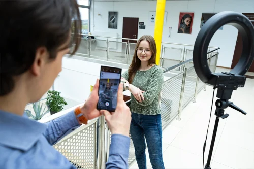Studenci Digital Marketingu we WSIiZ w Rzeszowie nagrywający wideo na social media