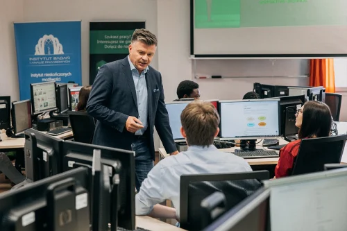 Studenci Finansów i audytu wewnętrznego na studiach I stopnia we WSIiZ w Rzeszowie podczas zajęć