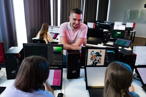 Studenci Grafiki komputerowej i produkcji multimedialnej we WSIiZ w Rzeszowie w pracowni graficznej
