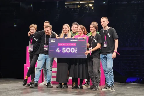 Studenci Grafiki komputerowej i produkcji multimedialnej we WSIiZ w Rzeszowie odbierają nagrodę na scenie