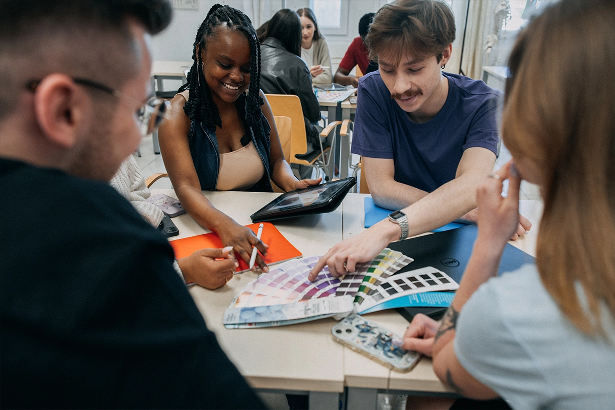 Studenci Grafiki komputerowej i produkcji multimedialnej we WSIiZ w Rzeszowie podczas konsultacji z mentorami
