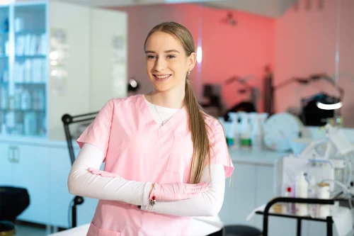 Studentka Kosmetologii I stopnia we WSIiZ w Rzeszowie w laboratorium