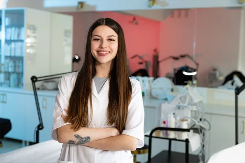 Studentki Kosmetologii I stopnia we WSIiZ w Rzeszowie w salonie partnera
