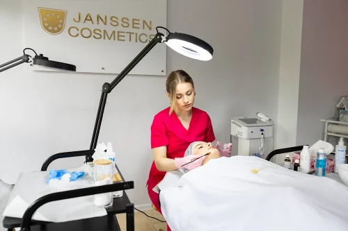 Studentki Kosmetologii I stopnia we WSIiZ w Rzeszowie podczas zajęć praktycznych w Janssen Cosmetics