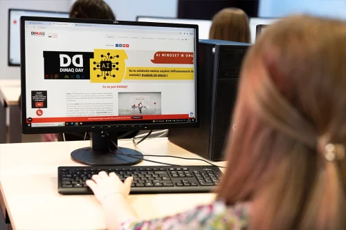 Studentka Marketingu i nowych mediów I stopnia we WSIiZ w Rzeszowie pracująca przy komputerze