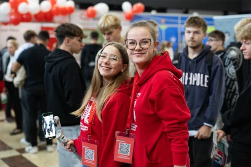 Studentki Marketingu i nowych mediów I stopnia we WSIiZ w Rzeszowie na konferencji stucenckiej