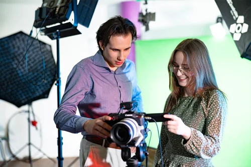 Studenci Marketingu i nowych mediów I stopnia we WSIiZ w Rzeszowie pracujący w studiu wideo