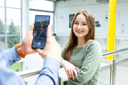 Studenci Marketingu i nowych mediów I stopnia we WSIiZ w Rzeszowie nagrywający rolkę do social media