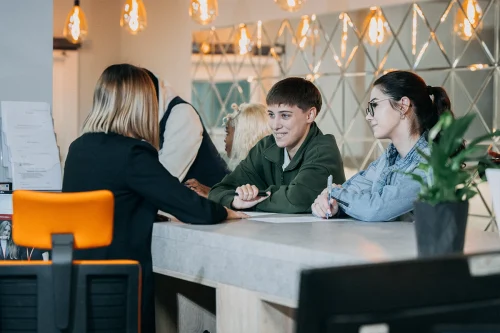 Studenci Marketingu i nowych mediów I stopnia we WSIiZ w Rzeszowie podczas rozmów biznesowych
