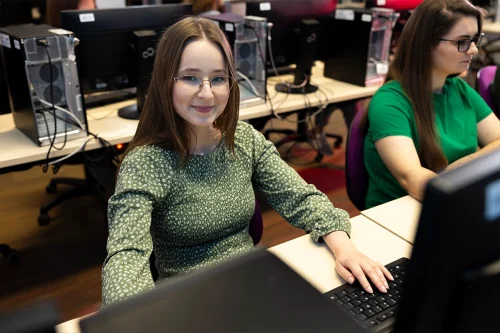 Studentka Marketingu i nowych mediów I stopnia we WSIiZ w Rzeszowie w pracowni komputerowej