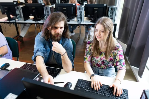 Studenci Marketingu i nowych mediów I stopnia we WSIiZ w Rzeszowie pracujący przy komputerze