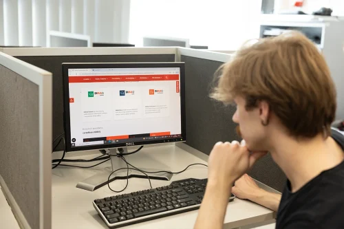 Student kierunku Marketing i Nowe Media I stopnia we WSIiZ w Rzeszowie uczący się do egzaminu DIMAQ