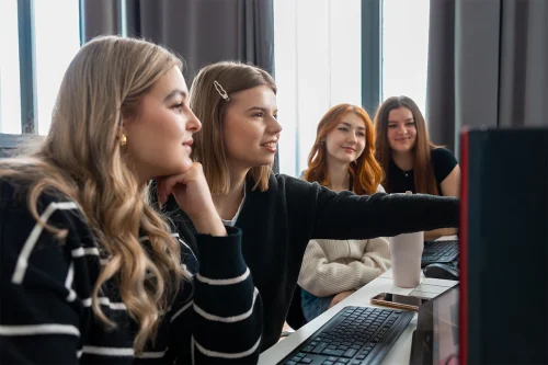 Studenci Marketingu i nowych mediów I stopnia we WSIiZ w Rzeszowie nagrywający rolkę do social media