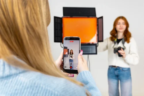 Studenci Marketingu i nowych mediów I stopnia we WSIiZ w Rzeszowie pracujący w studiu wideo