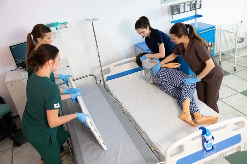 Studentki Pielęgniarstwa I stopnia we WSIiZ w Rzeszowie podczas zajęć praktycznych