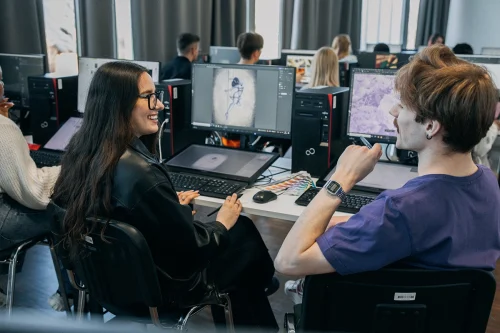 Studenci Projektowania gier komputerowych we WSIiZ pracujący nad projektem gry