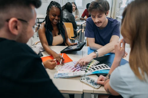 Studenci Projektowania gier komputerowych we WSIiZ pracujący w grupie