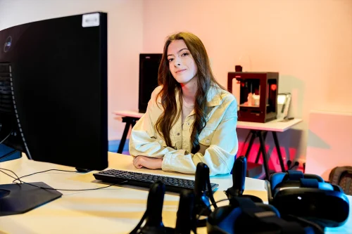 Studentka Projektowania gier komputerowych we WSIiZ w Rzeszowie w pracowni komputerowej