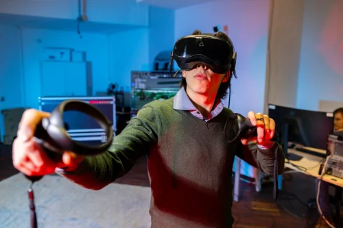 Student Projektowania gier komputerowych we WSIiZ w Rzeszowie w googlach VR