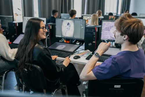 Studenci Projektowania graficznego II stopnia we WSIiZ w Rzeszowie podczas pracy grupowej