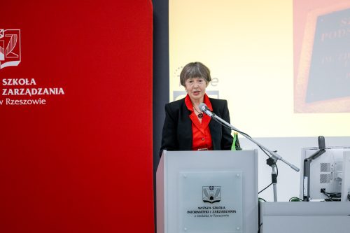 prof. Morawska podczas wykładu we WSIiZ