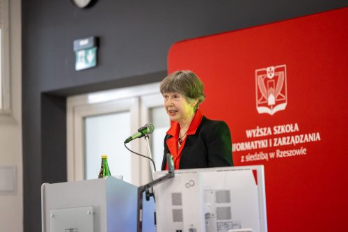 prof. Morawska podczas wykładu we WSIiZ