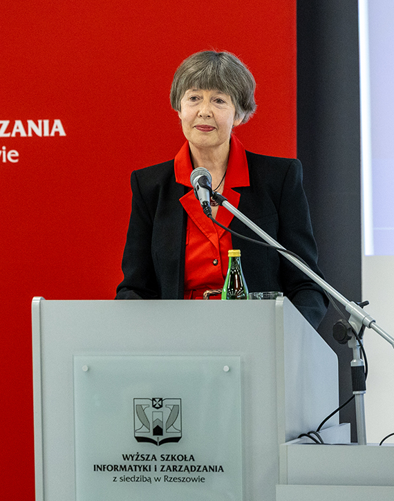 prof. Morawska podczas wykładu we WSIiZ