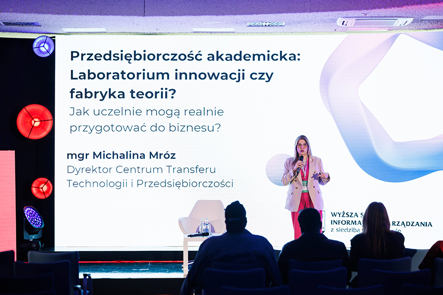 wykładowczyni wsiiz podczas wystąpienia na Carpathia Startup Fest