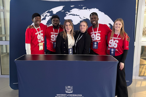 wykładowczyni WSIiZ z zagranicznymi studentami