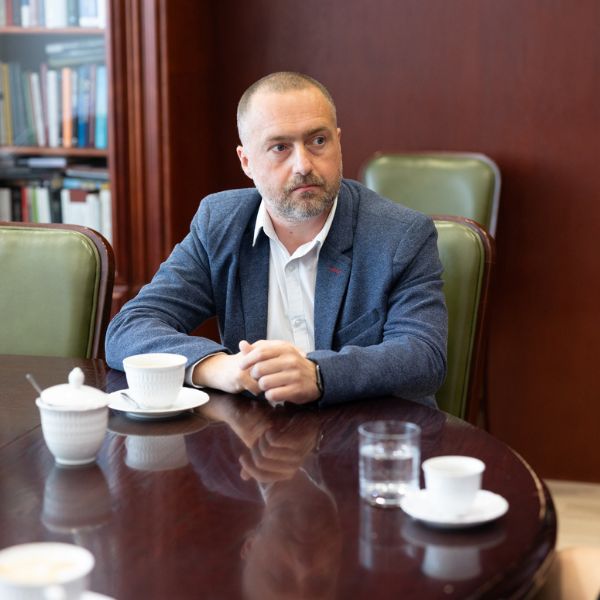 „Rektorska kawa z Absolwentem” z Pawłem Drabikiem
