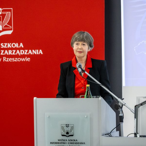 prof. Morawska podczas wykładu we WSIiZ