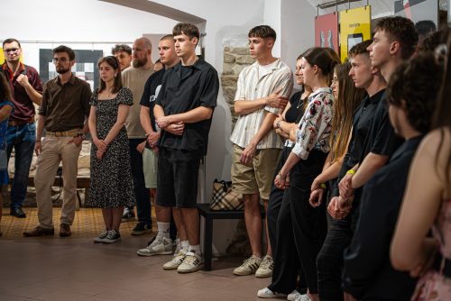 Grupa artystów podczas wernisażu
