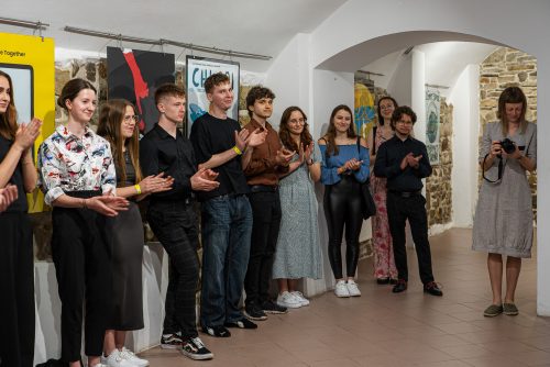 Grupa artystów podczas wernisażu