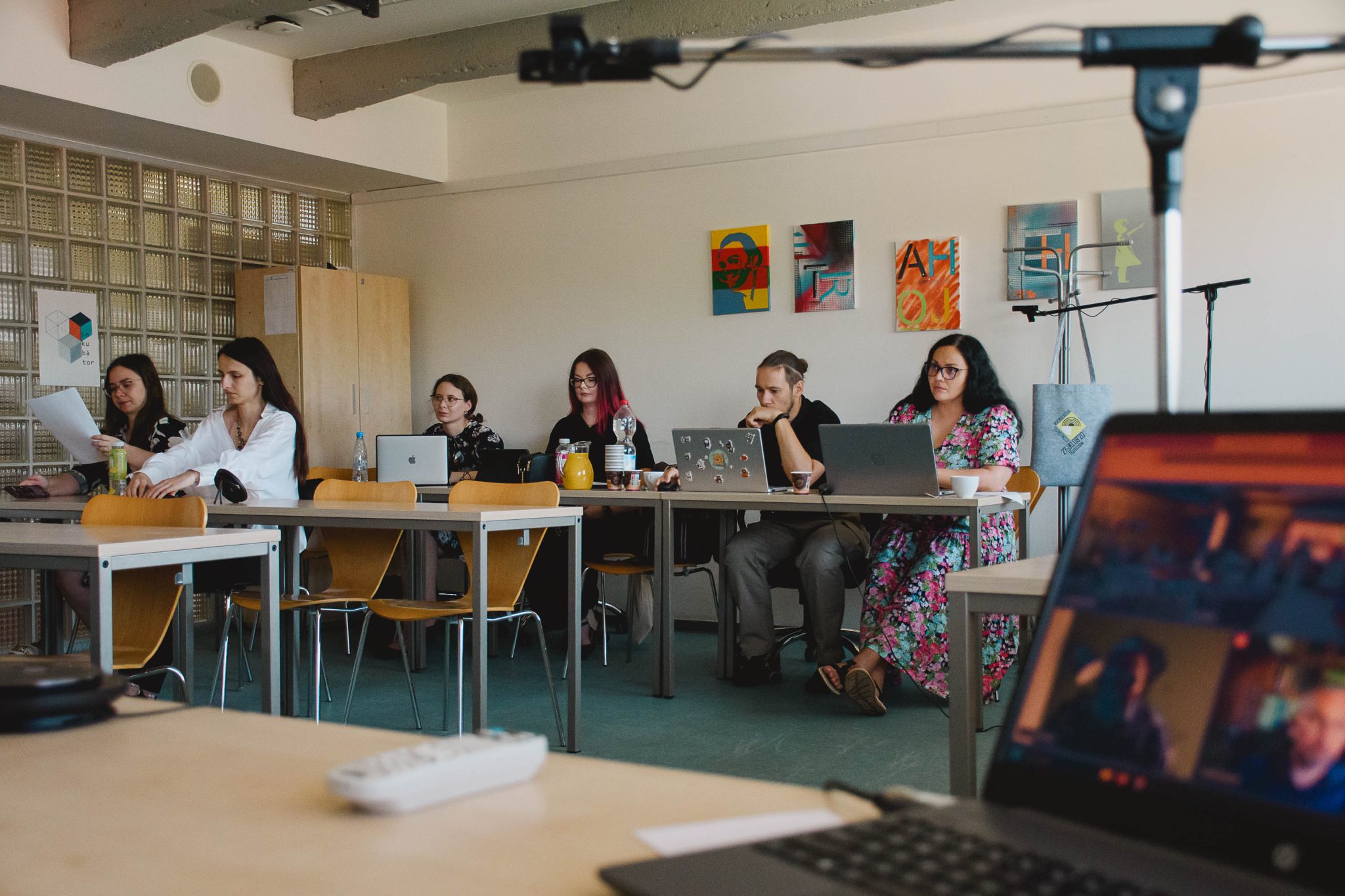 Naukowcy w sali wykładowej podczas seminarium w Słowacji