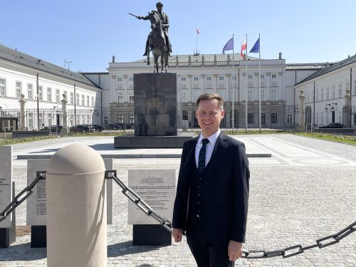 Prof. Konrad Szychowski przed pałacem prezydenckim