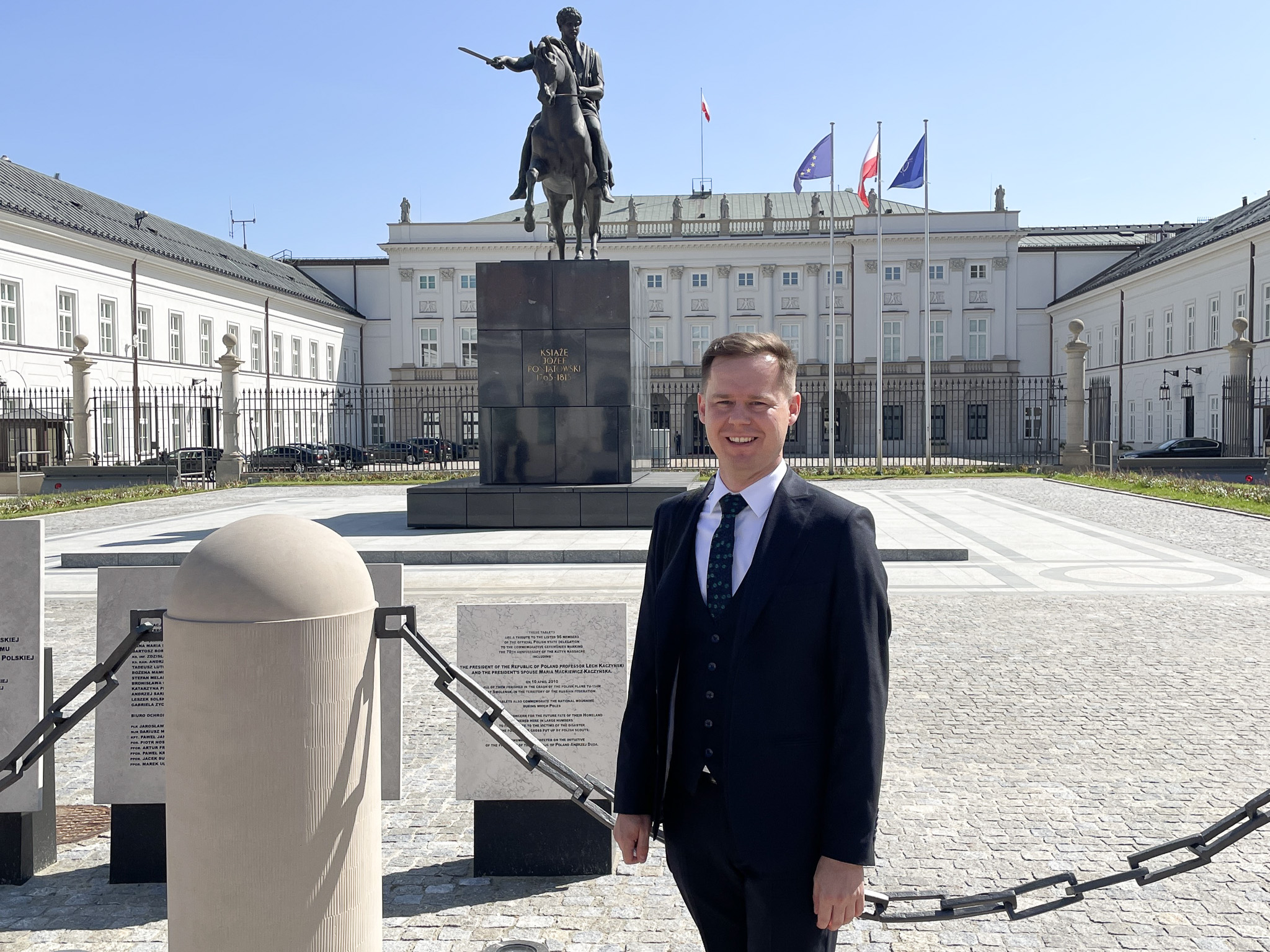 Prof. Konrad Szychowski przed pałacem prezydenckim