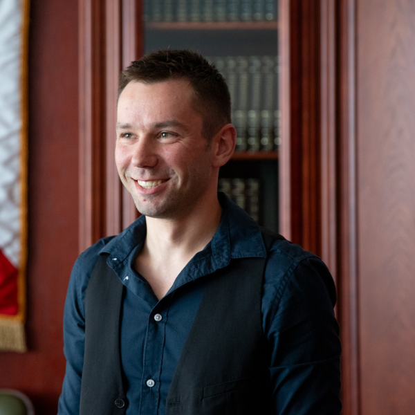 student WSIiZ z władzami uczelni oraz swoim trenerem