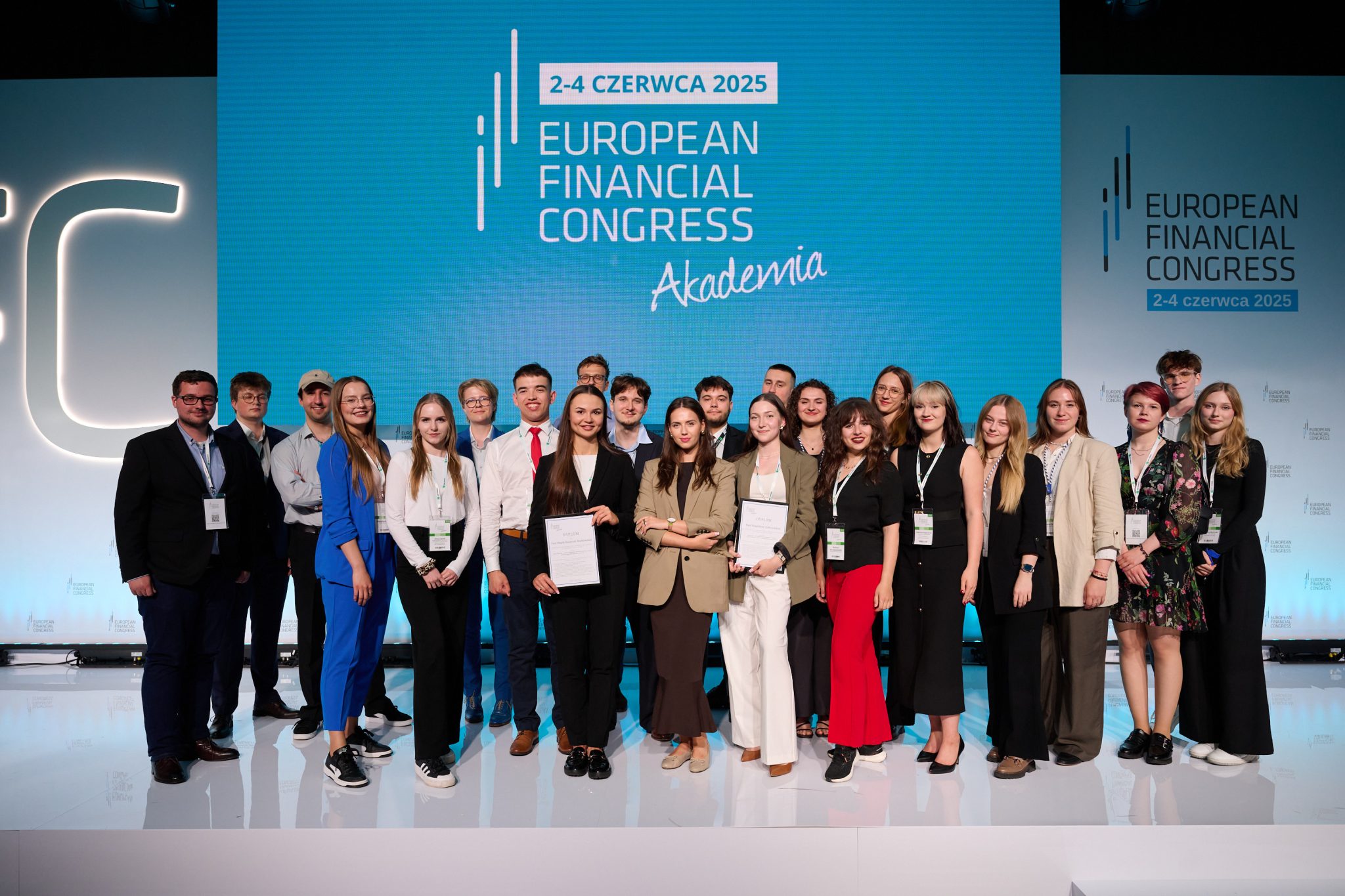Grupa młodych osób podczas, na czele ze studentką WSIiZ podczas Europejskim Kongresu Finansowego w Sopocie