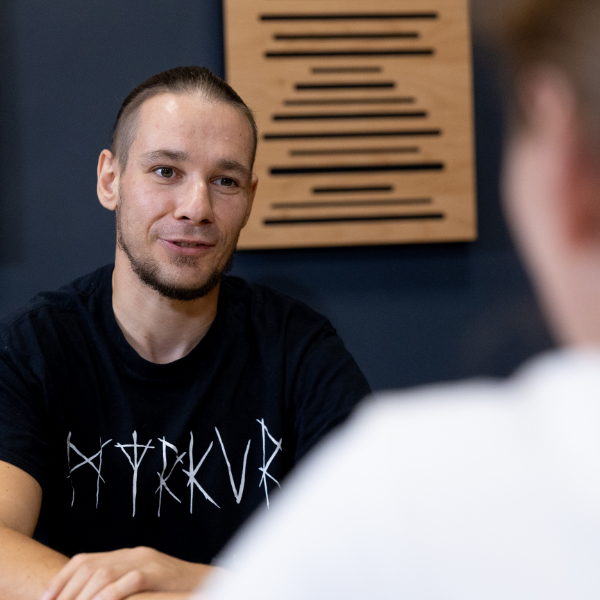 „Najlepsza jest ta iskierka w oku studenta” – rozmowa z dr. Mikołajem Birkiem