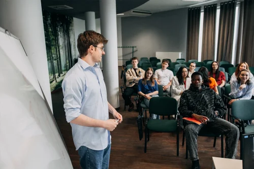 Studenci kierunku Przywództwo i zarządzanie zasobami ludzkimi I stopnia we WSIiZ w Rzeszowie