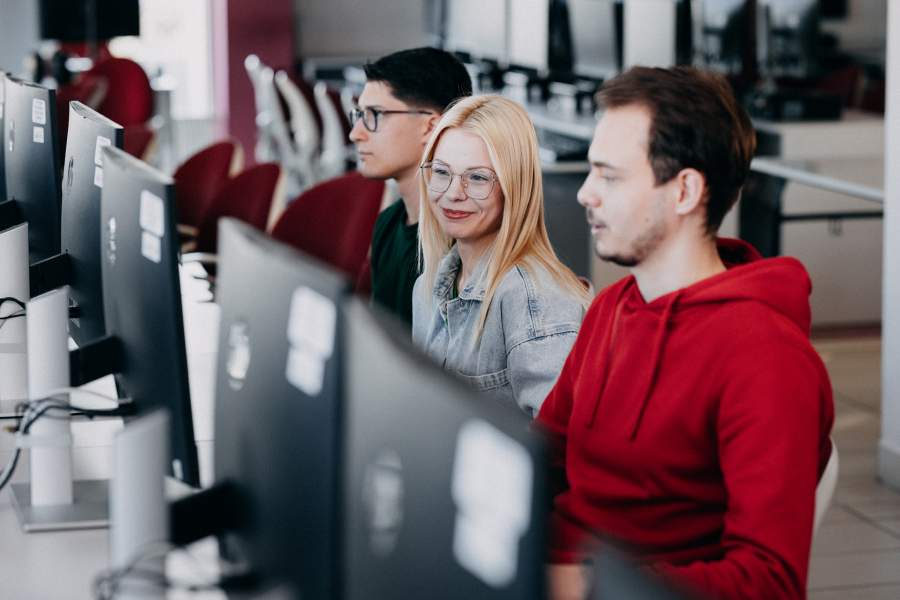 Grupa przyszłych inżynierów podczas zajęć we WSIiZ