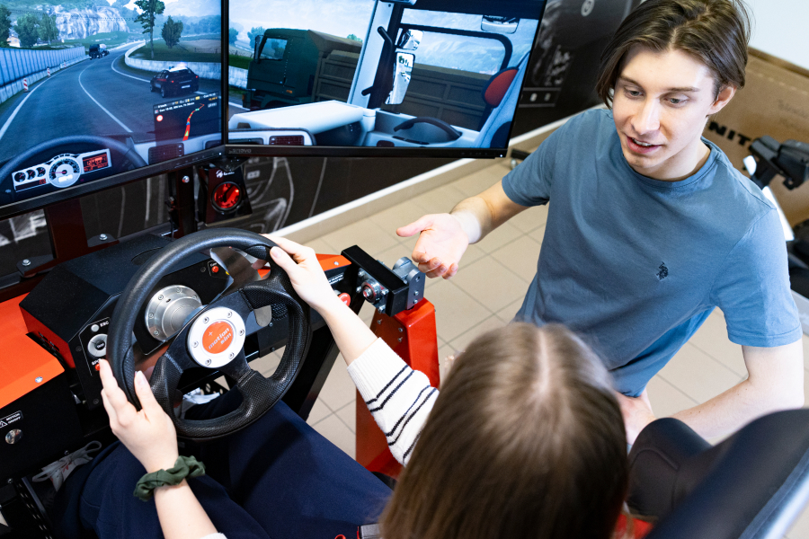 Jazda na symulatorze ciężarówki na zajęciach we WSIiZ Jazda na symulatorze ciężarówki na zajęciach we WSIiZ
