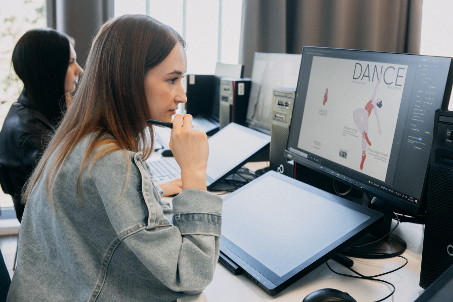 Studentka WSIiZ robiąca dodatkowe zadania, aby zdobyć mikropoświadczenie