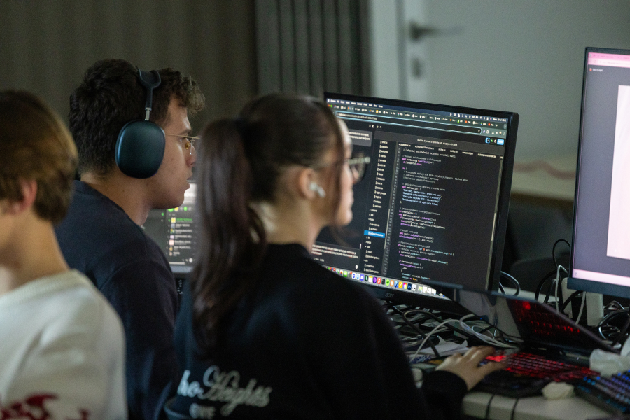 uczestnicy HackCarpathi w trakcie prac