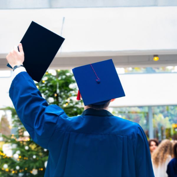 Birety poszybowały w górę! Za nami Graduacja Absolwentów WSIiZ kierunków anglojęzycznych