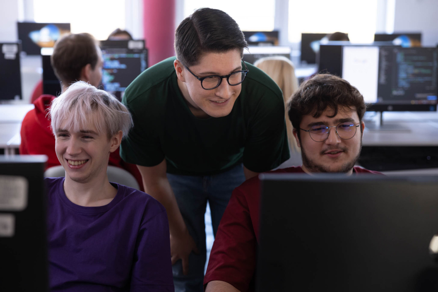 Studenci Informatyki we WSIiZ podczas zajęć na II stopniu Studenci Informatyki we WSIiZ podczas zajęć na II stopniu